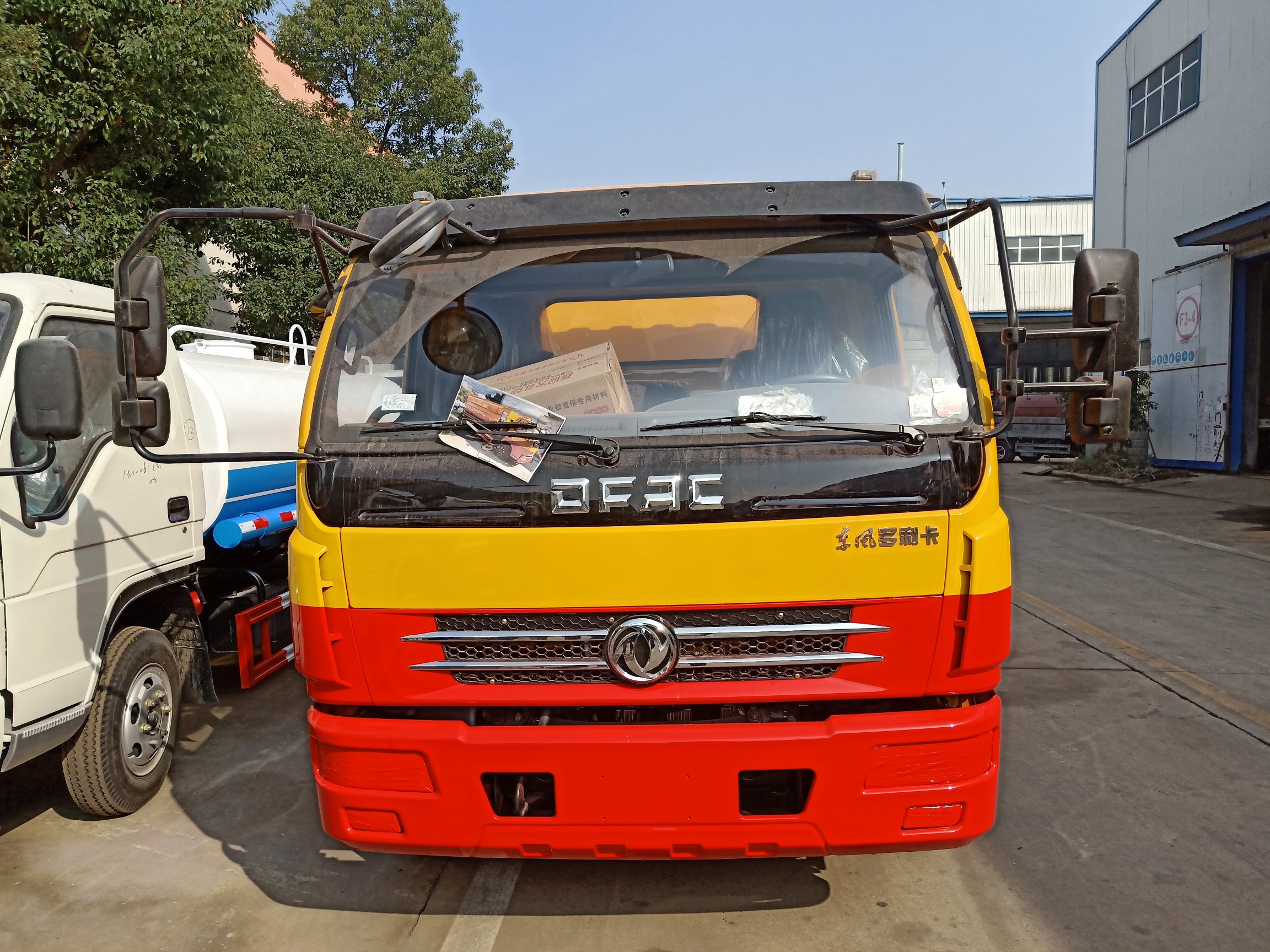 東風大多(duō)利卡清洗吸污車(chē)