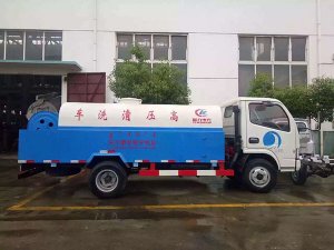 東風小(xiǎo)多(duō)利卡4方高壓清洗車(chē)