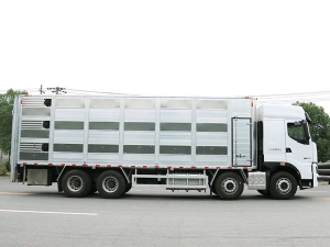 重汽國(guó)六9.6米畜禽運輸車(chē)