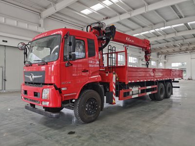 國(guó)六東風暢行D3V後雙橋程力12噸吊機