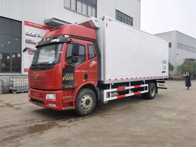 解放J6L高頂雙卧冷藏車(chē)