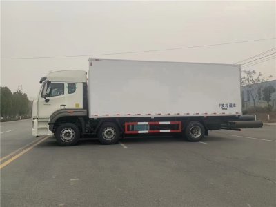 重汽豪翰小(xiǎo)三軸高頂雙卧冷藏車(chē)