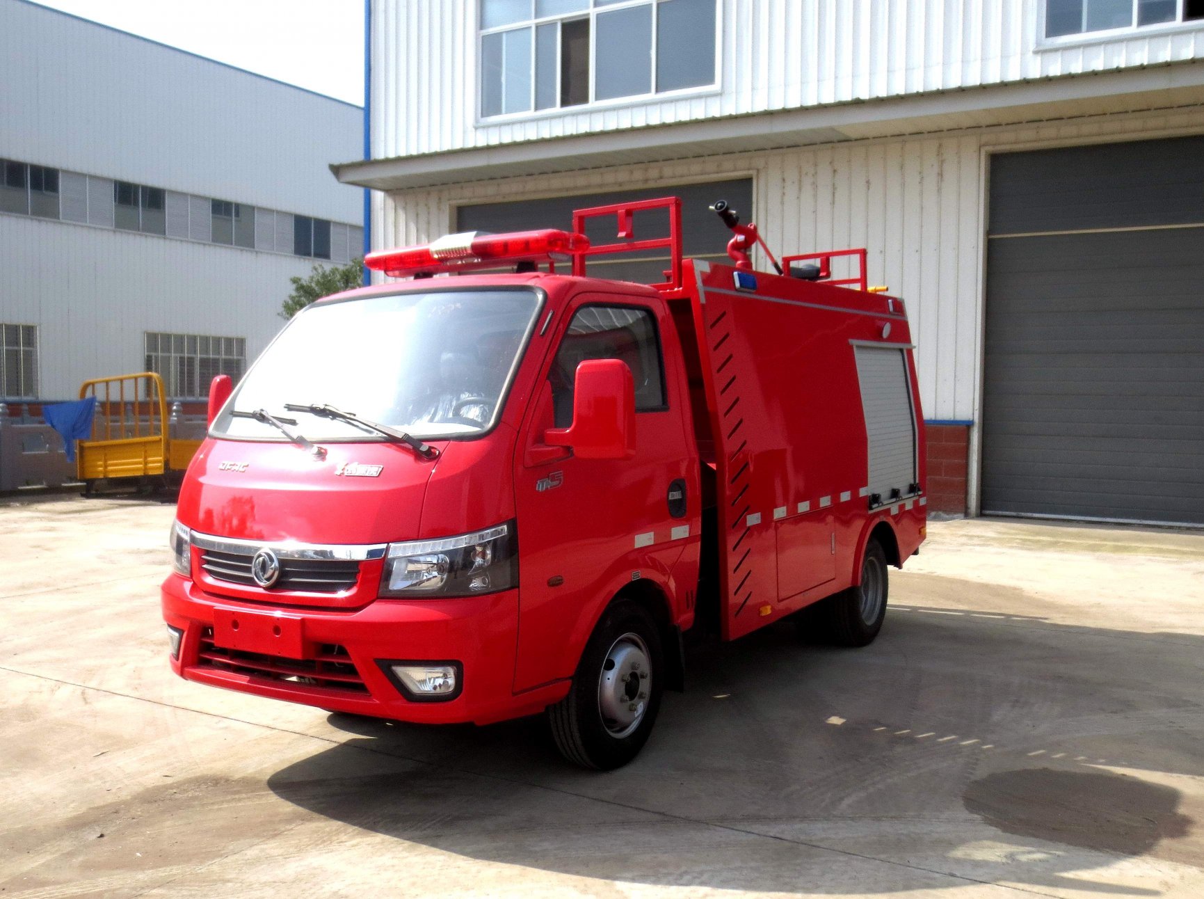 東風途逸2噸水罐消防車(chē)