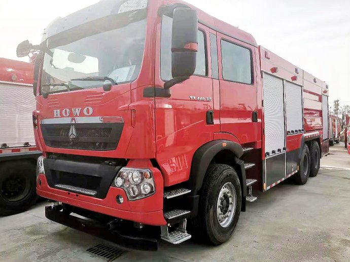 國(guó)六豪沃後雙橋幹粉泡沫聯用(yòng)消防車(chē)