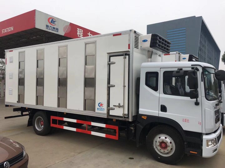 東風D9駕駛室6米畜禽運輸車(chē)