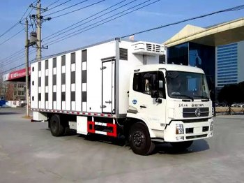 東風天錦7.4米畜禽運輸車(chē)
